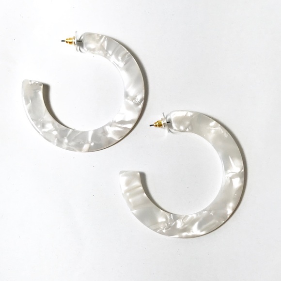 PEARL LUCITE FLAT HOOP EARRINGS DESIGNED IN USA - Picture 2 of 4